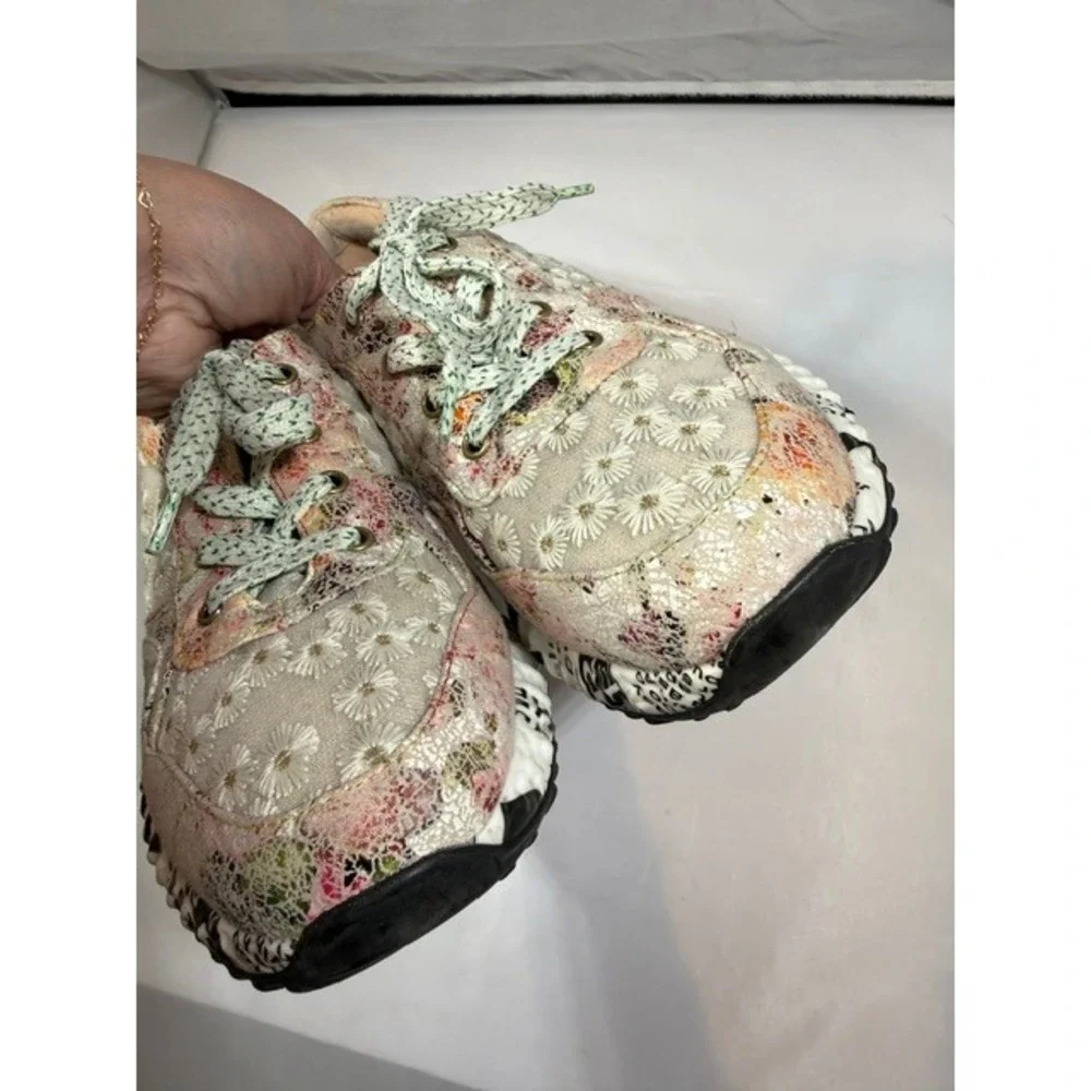 L'Artiste by Spring step Daisymae Floral Embroidery Print Sneakers sz 42 10.5 11